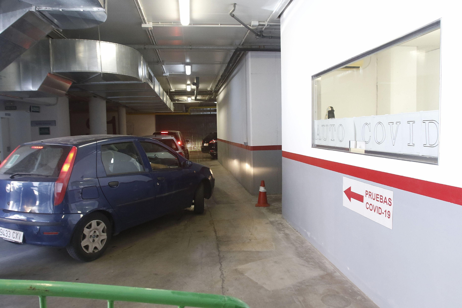 Colas de coches en las Setas para recoger muestras a los contactos del brote de la discoteca