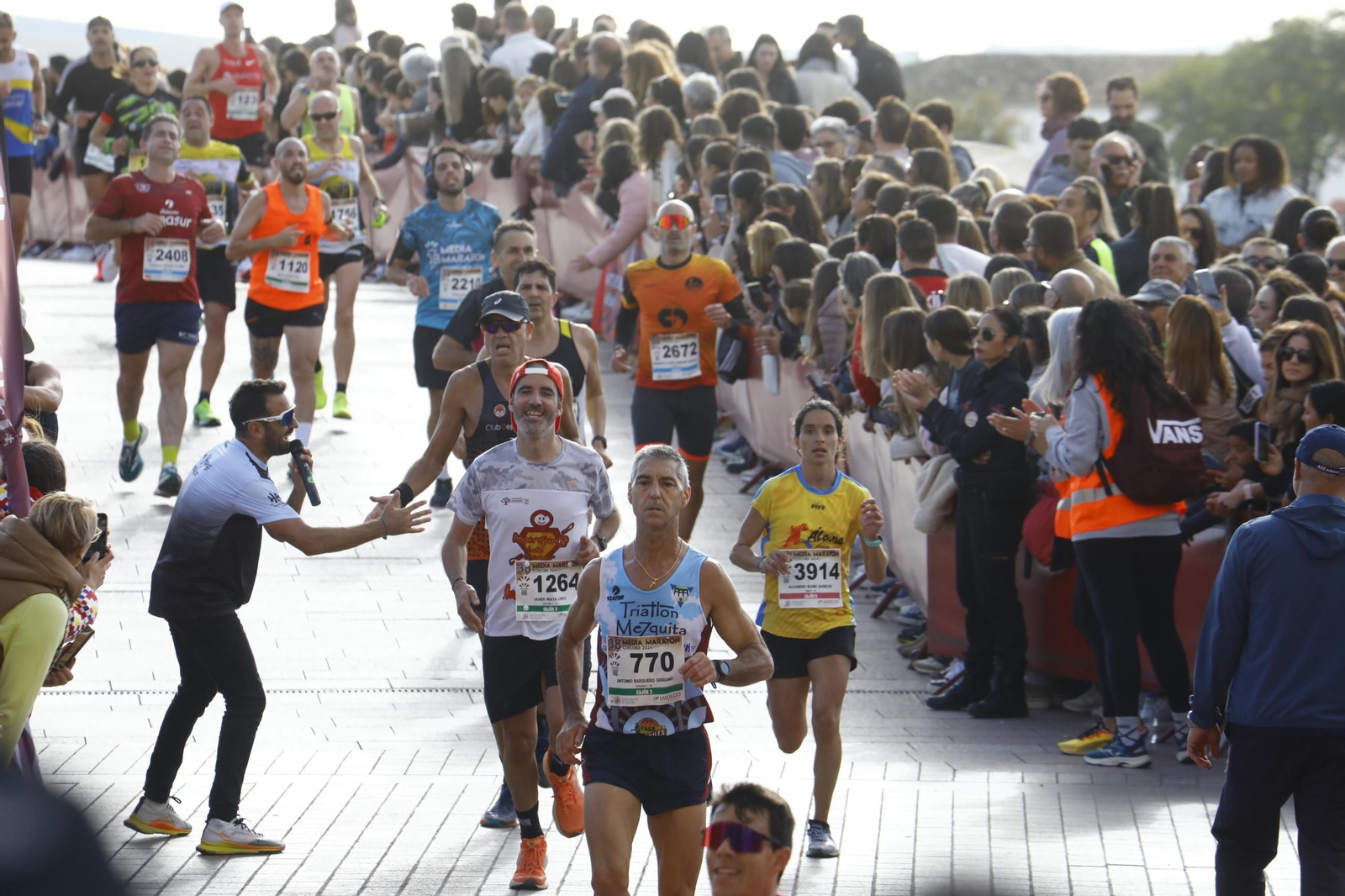 La gloria de cruzar la Puerta del Puente: las fotos de la línea de meta de la Media Maratón de Córdoba 2024