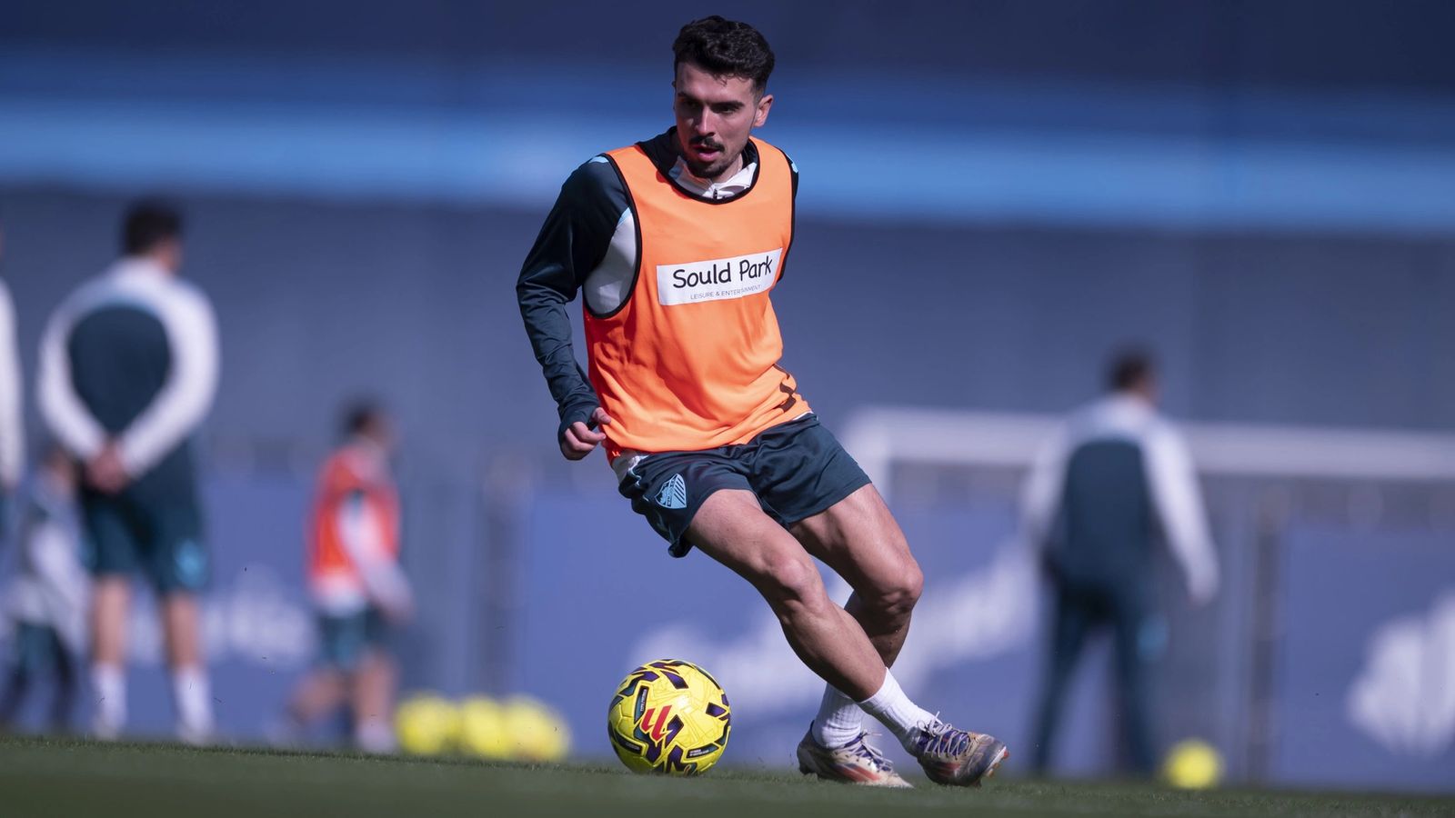 Joaquín calienta en el Anexo.