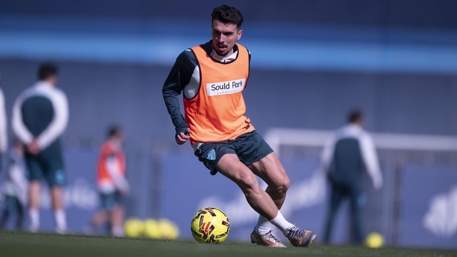 Joaquín calienta en el Anexo.