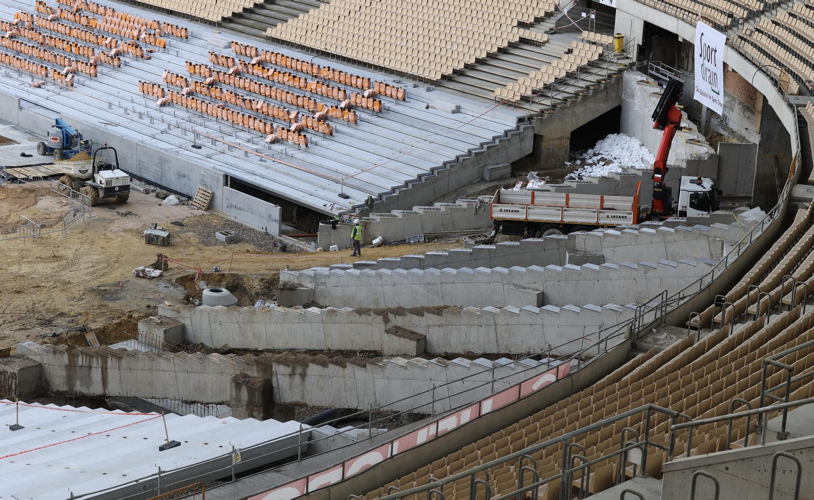 Visita del presidente de la R Federación Española de Fútbol a las obras del  Estadio de La Cartuja