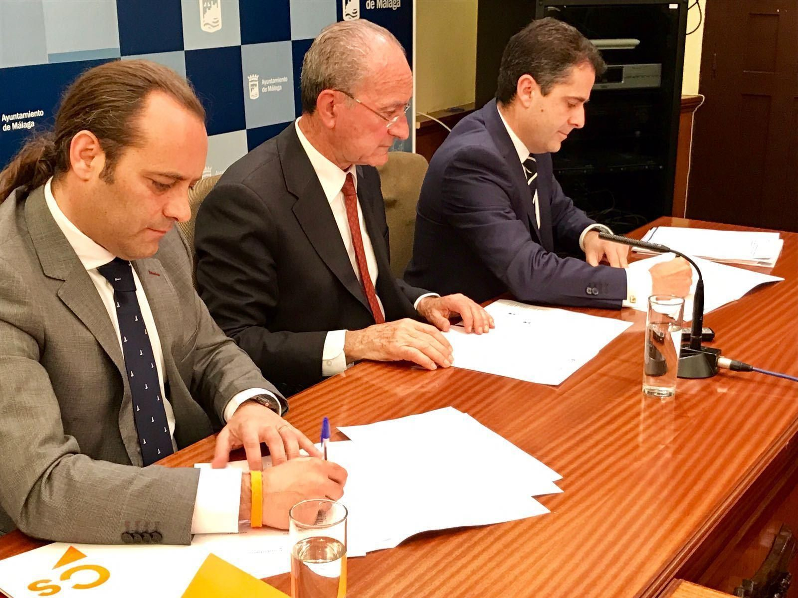 El alcalde junto a Juan Cassá.