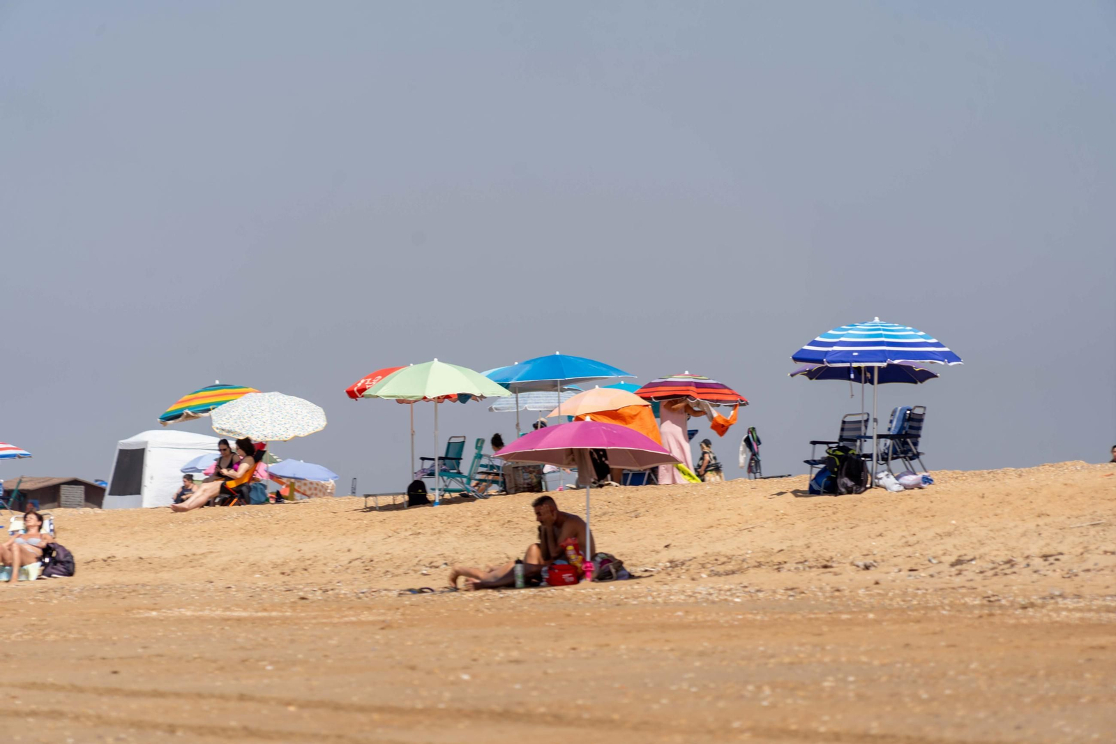 Una mañana de domingo en El Espigón, la playa de Huelva capital.
