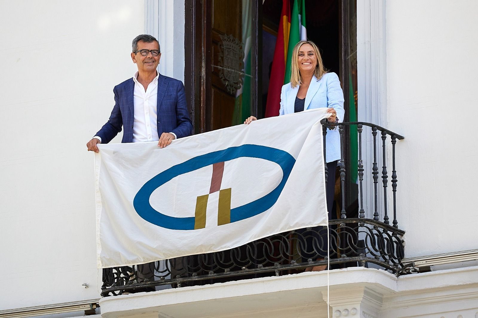 Momento de la colocación de la bandera en uno de los balcones del Ayuntamiento de Granada