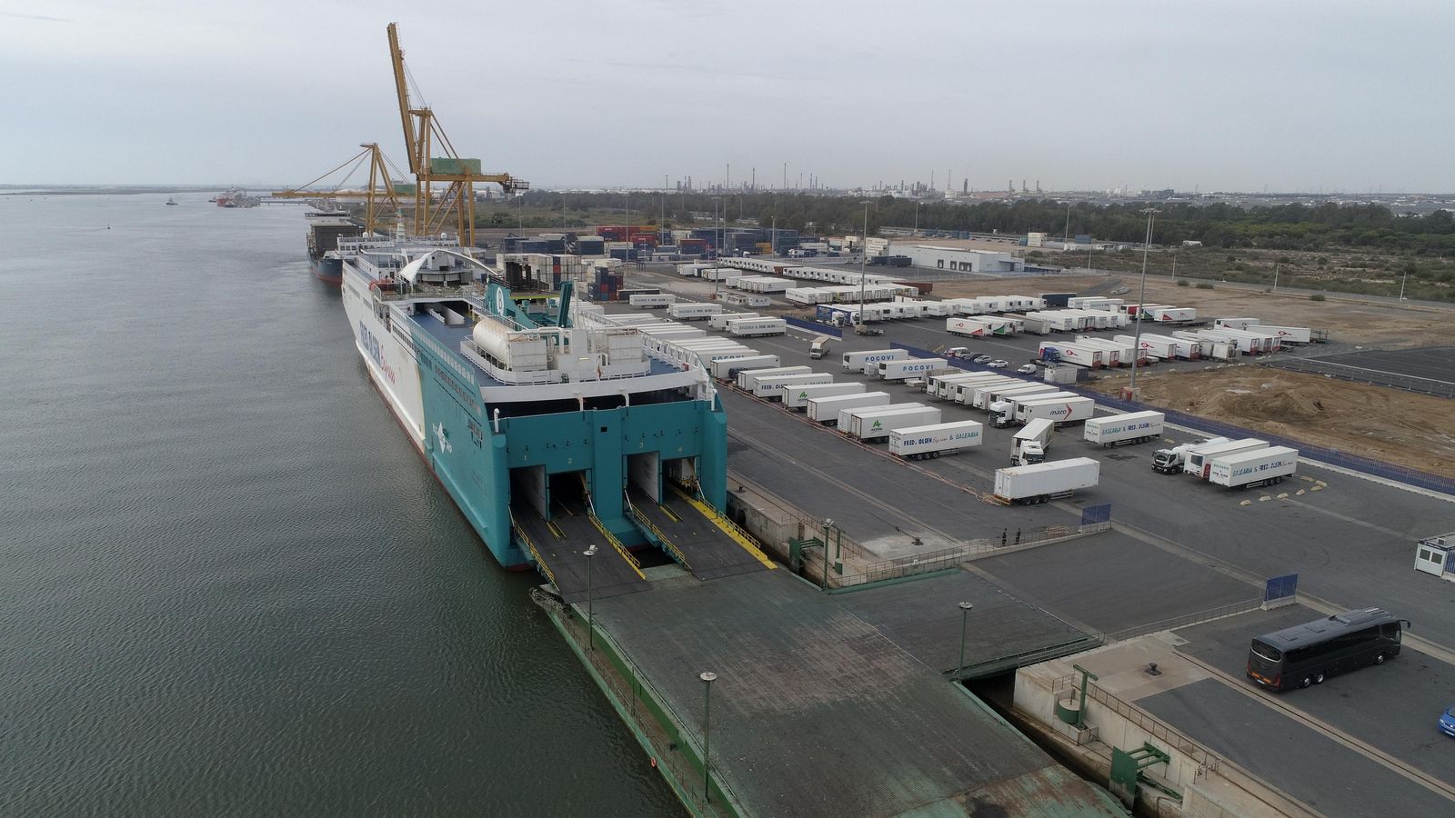 Imagen aérea del Muelle Sur del Puerto de Huelva con las instalaciones de Yilport frente a un ferri de Baleària.