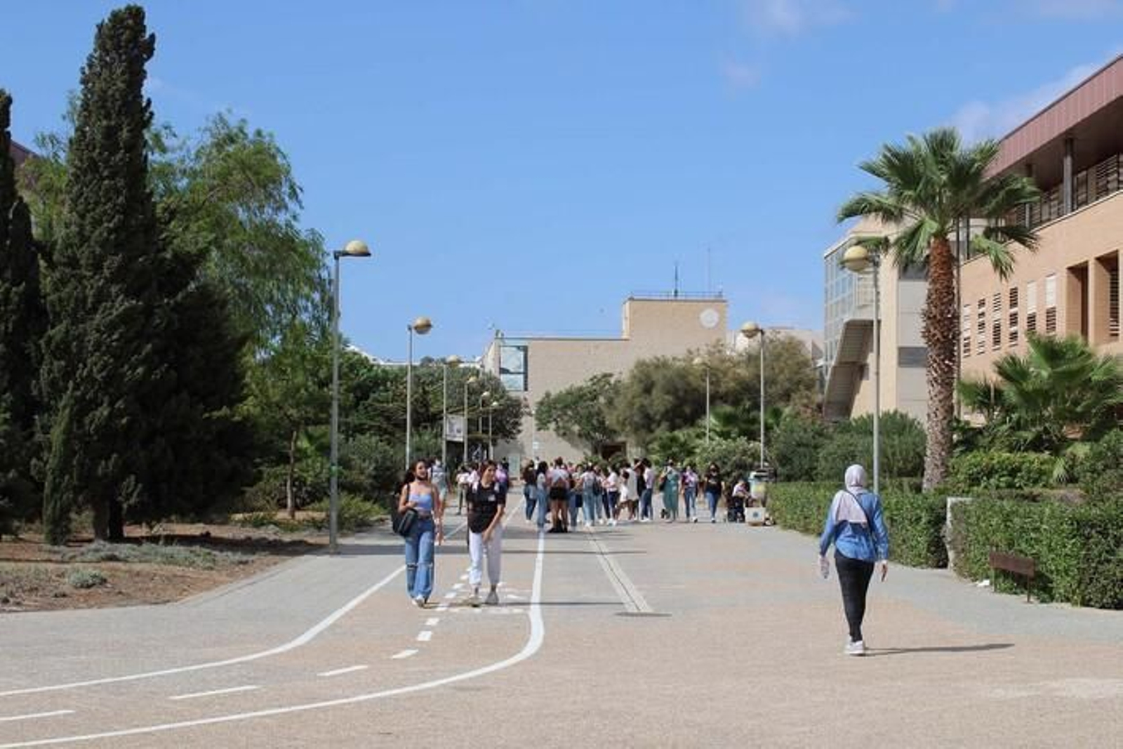 Estudiantes caminando por la universidad.