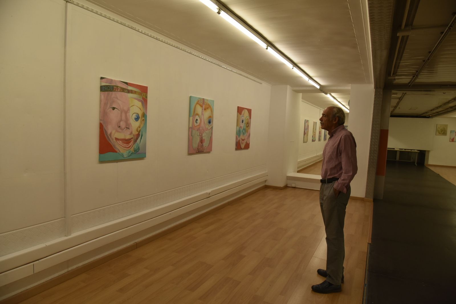 El presidente de Alcultura, Francisco Soto, en una exposición de Chema Cobo.