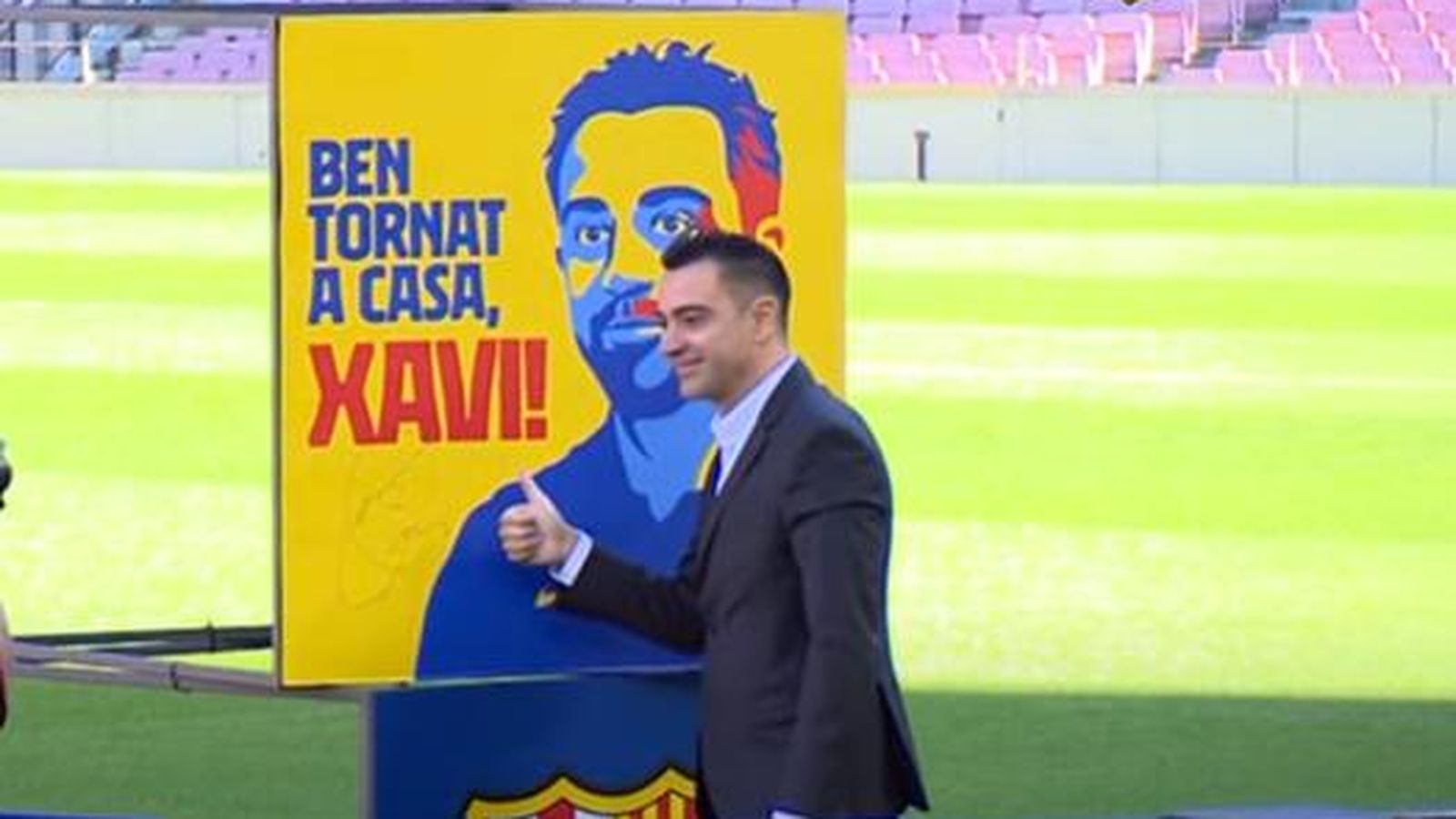 Xavi posa junto a un cartel firmado por él dándole la bienvenida