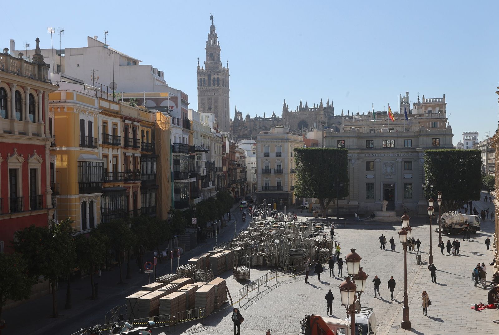Llegada de los hierros de los palcos de la Plaza de San Francisco.