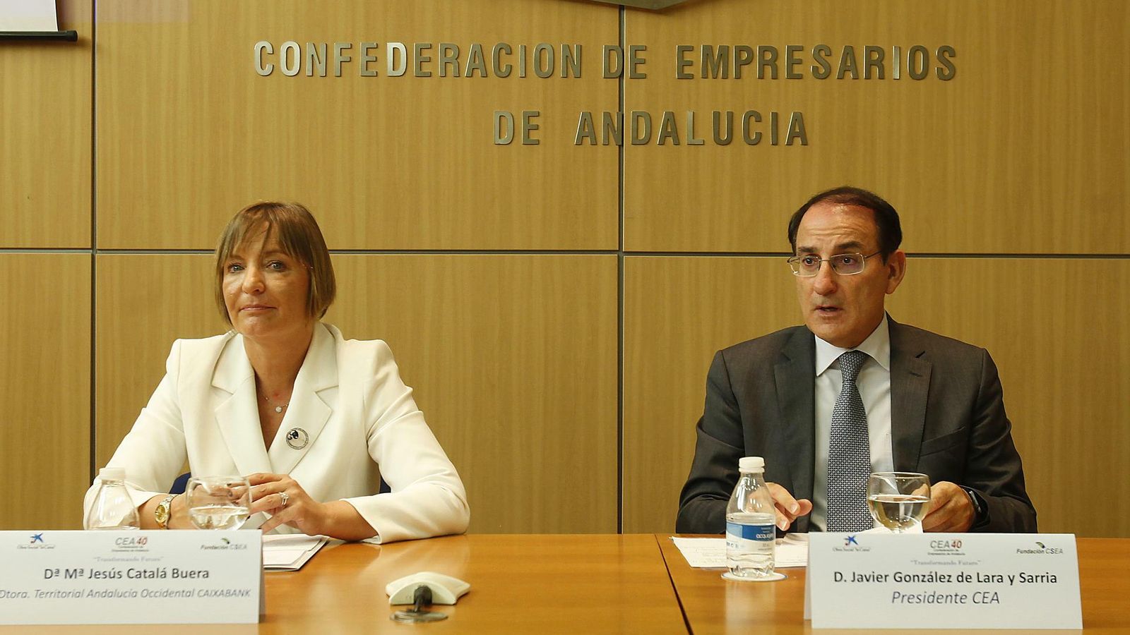 María Jesús Catalá, directora territorial de Caixabank en Andalucía Occidental, y Javier González de Lara, presidente de la CEA