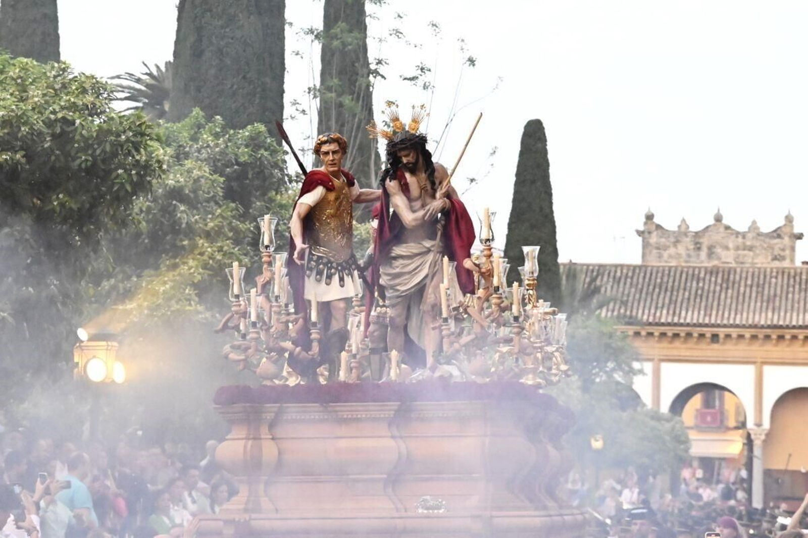 La Presentación al Pueblo de Córdoba a su paso por la Catedral en este Sábado de Pasión, en imágenes