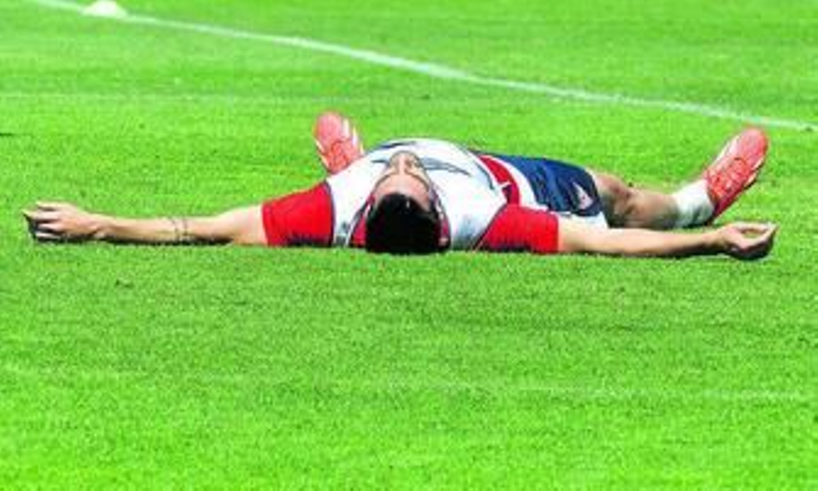 Negredo yace en el césped en un receso del entrenamiento de ayer.