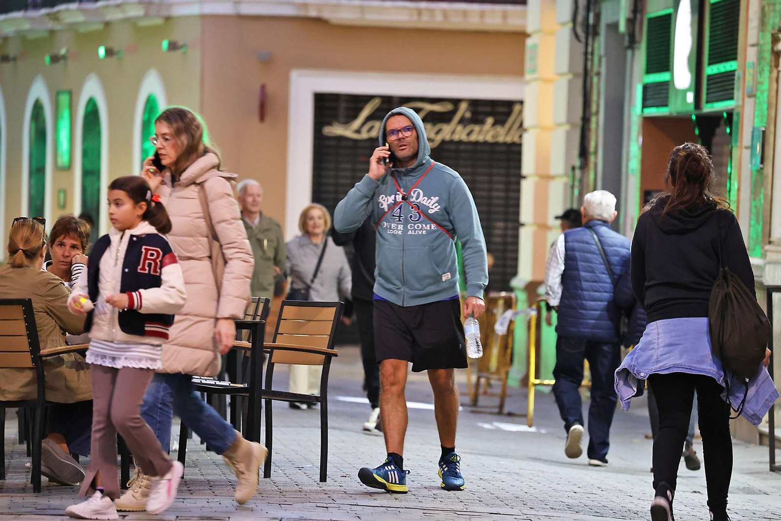 Los abrigos toman las calles de Huelva por el cambio drástico de las temperaturas