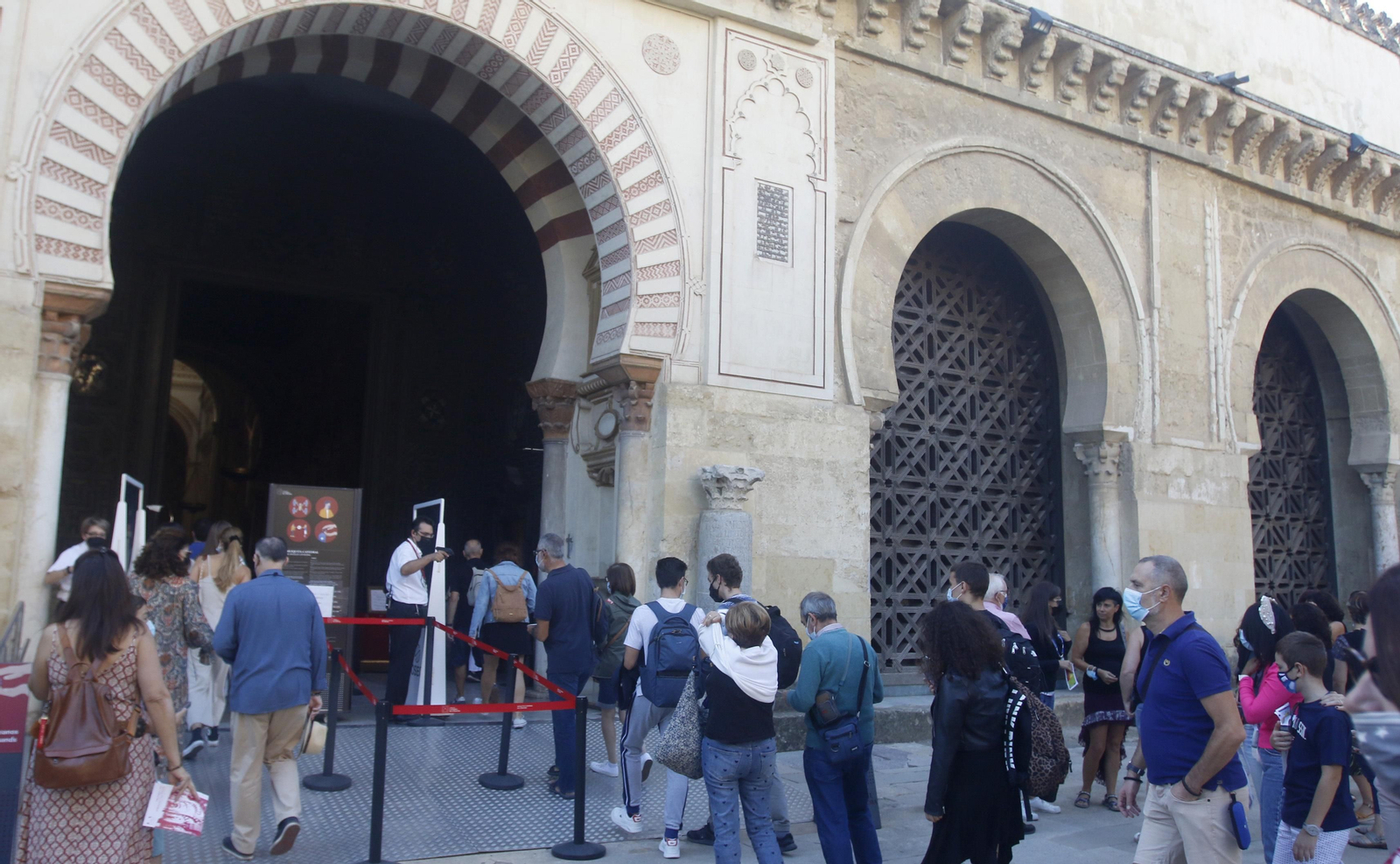 Visitantes a la mezquita de Córdoba.