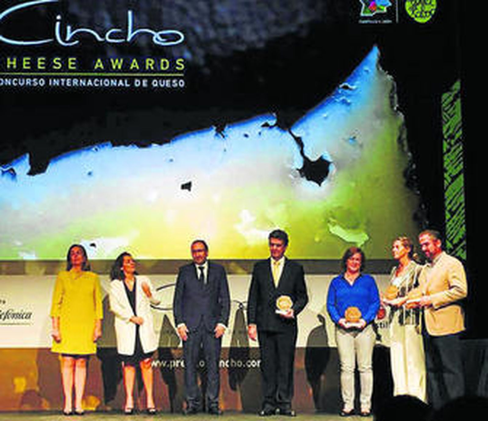 El responsable de Quesos Pajarete (primero por la derecha), durante la entrega de los premios.