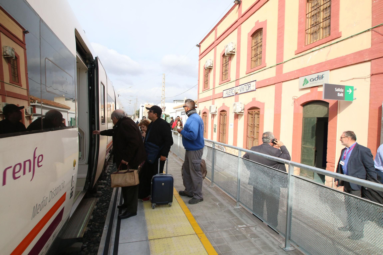 Autocares de trasbordo de RENFE  y tren en la estación de Huércal de Almería