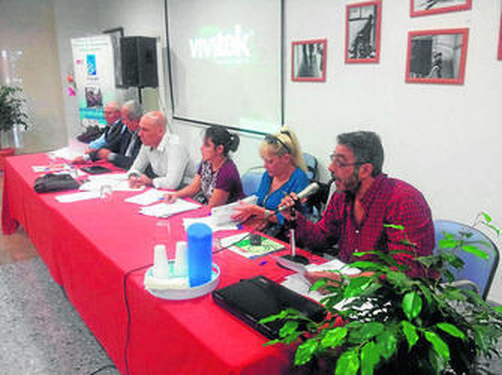 Un instante de la Junta Rectora y de la asamblea de Fegadi.