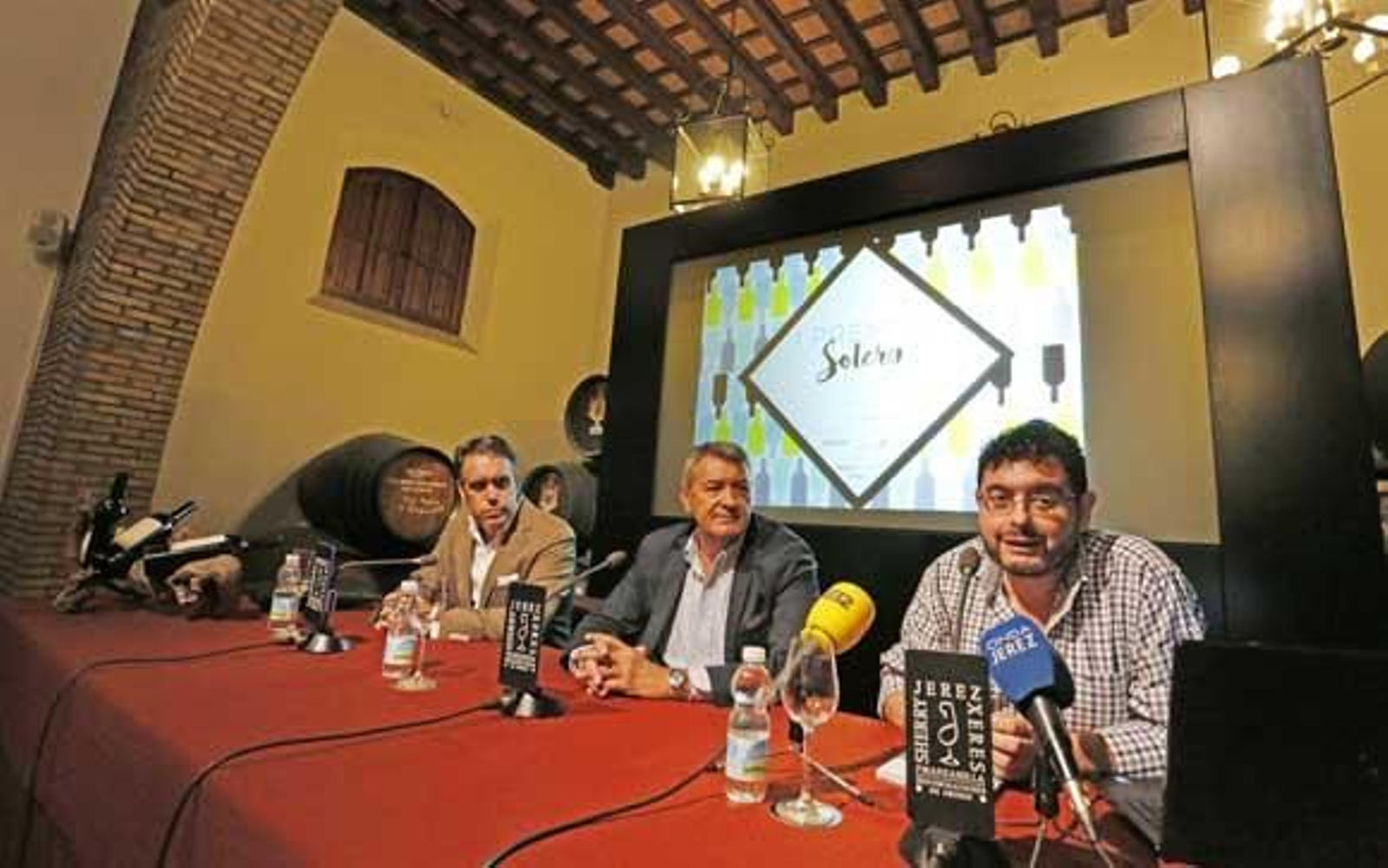 Monforte (Cosas de Comé), Saldaña (Consejo Regulador) y Navas (Diario de Jerez), ayer en la presentación. /Pascual Monforte (Cosas de Comé), Saldaña (Consejo Regulador) y Navas (Diario de Jerez), ayer en la presentación. /Pascual