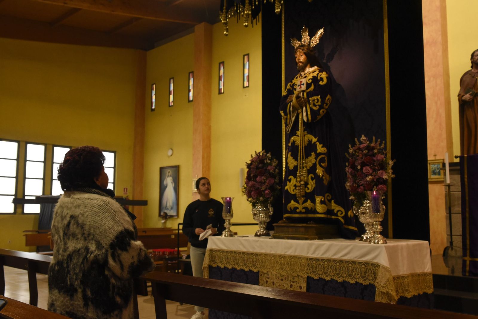 Las fotos del besapié del Medinaceli en la iglesia de Santiago de La Línea