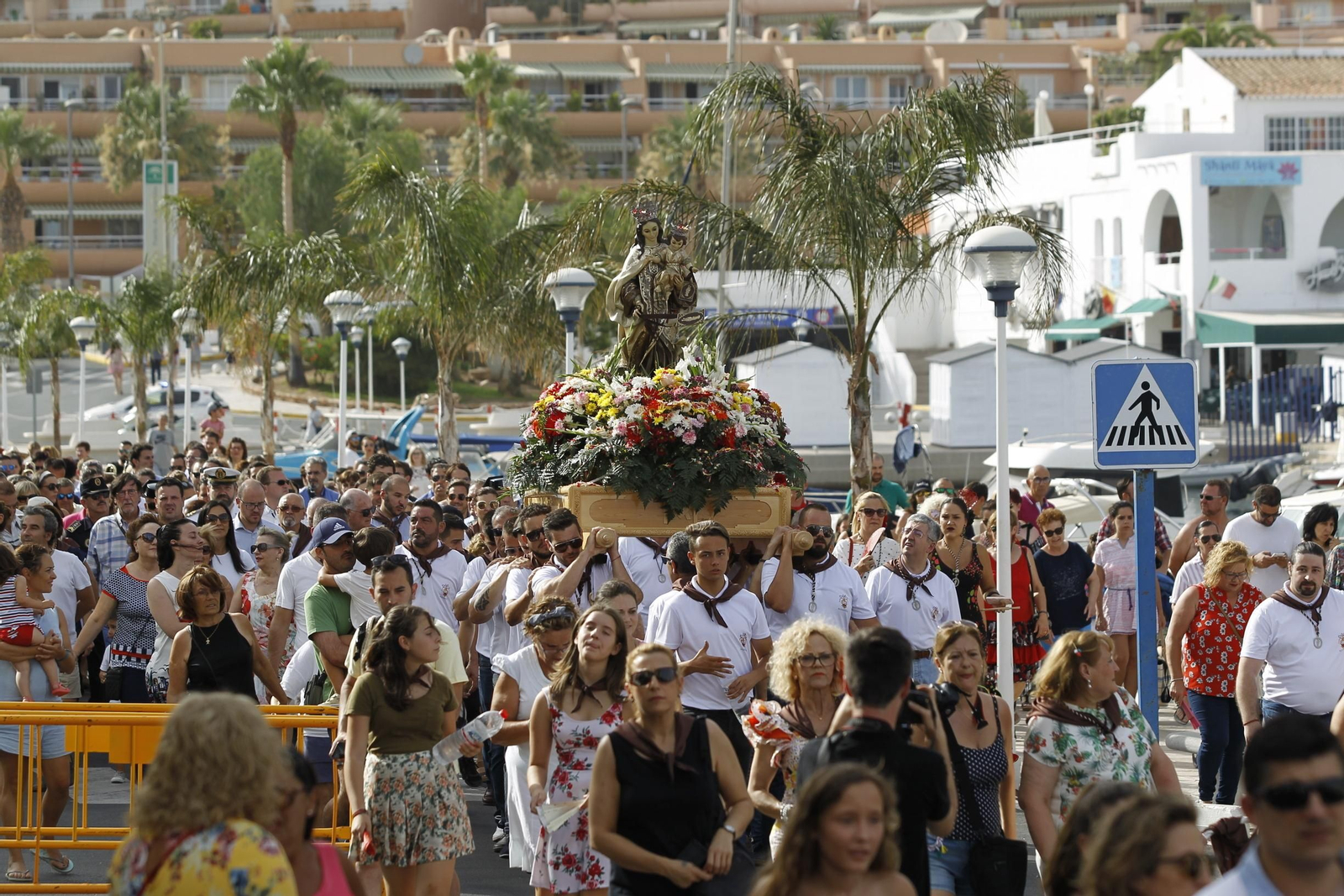 La patrona de los marineros fue recibida por miles de devotos a su llegada al Puerto de Aguadulce , desde donde partió en procesión marítima al de Roquetas.