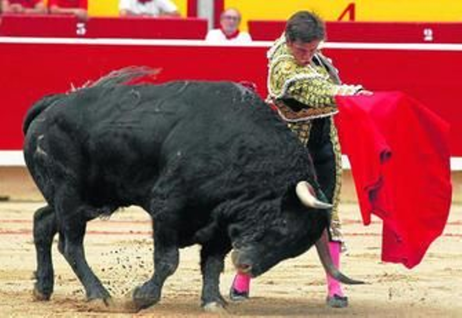 El Juli, en un pase al quinto toro de la tarde en la plaza de Pamplona.