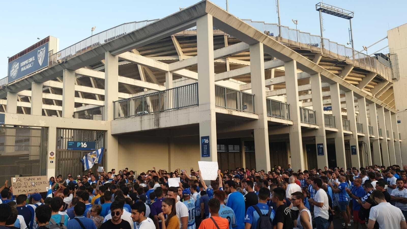 La manifestación contra el jeque Al-Thani en Málaga, en fotos