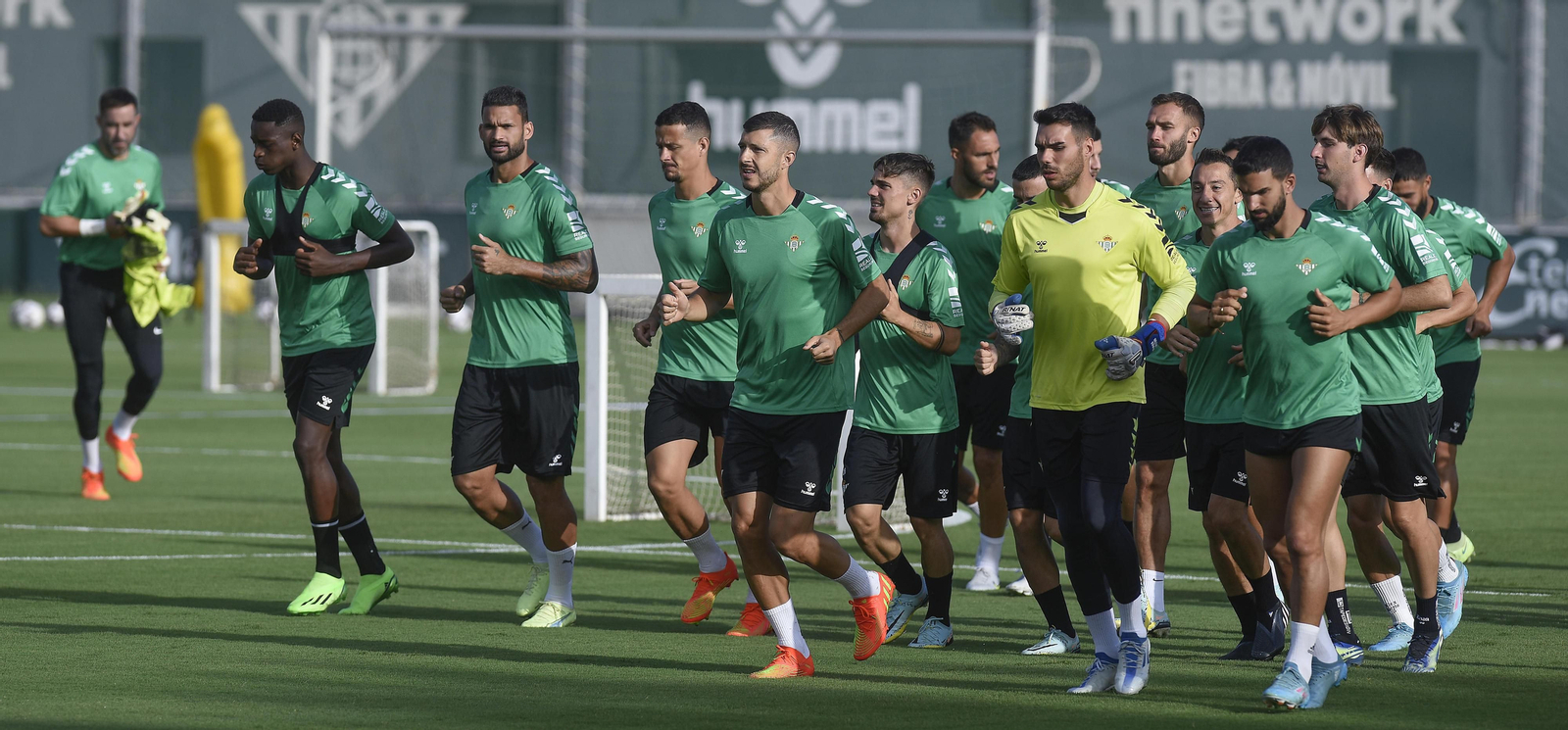 Los jugadores del Betis se ejercitan en un entrenamiento reciente en la ciudad deportiva.