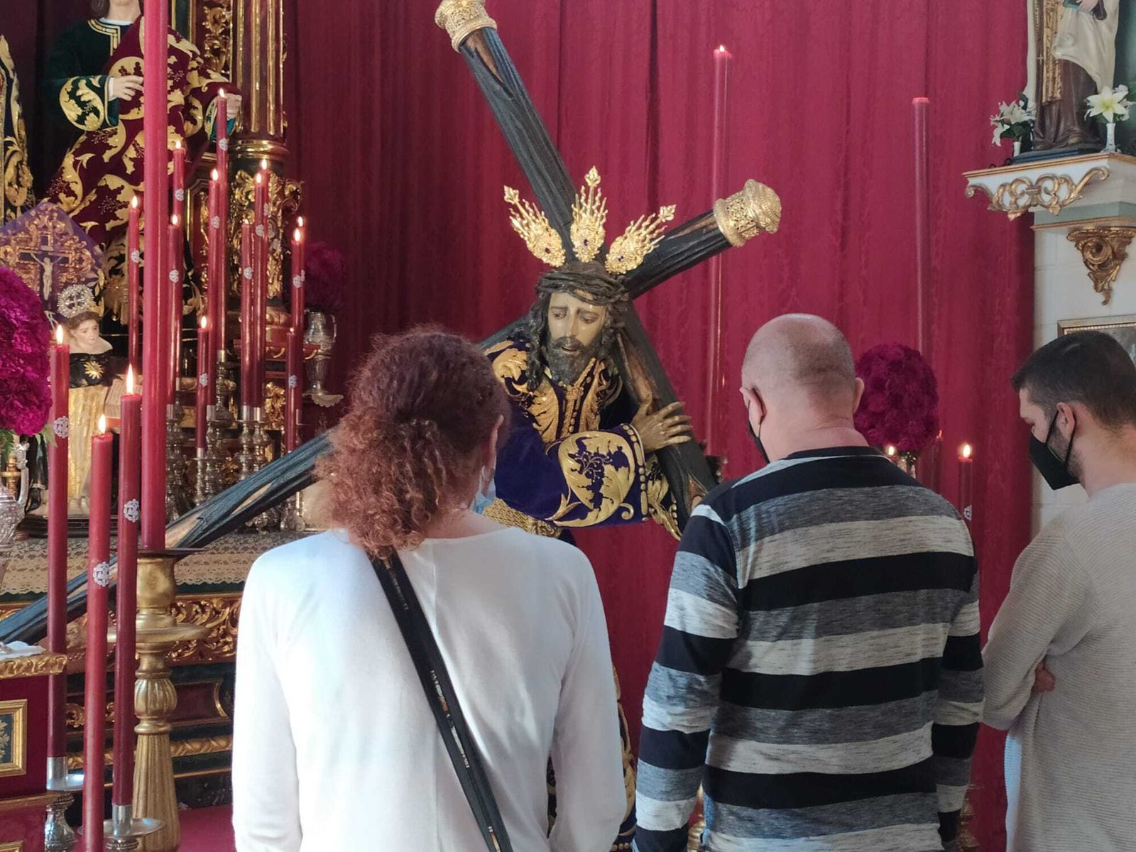 Varios fieles ante Nuestro Padre Jesús de los Afligidos.