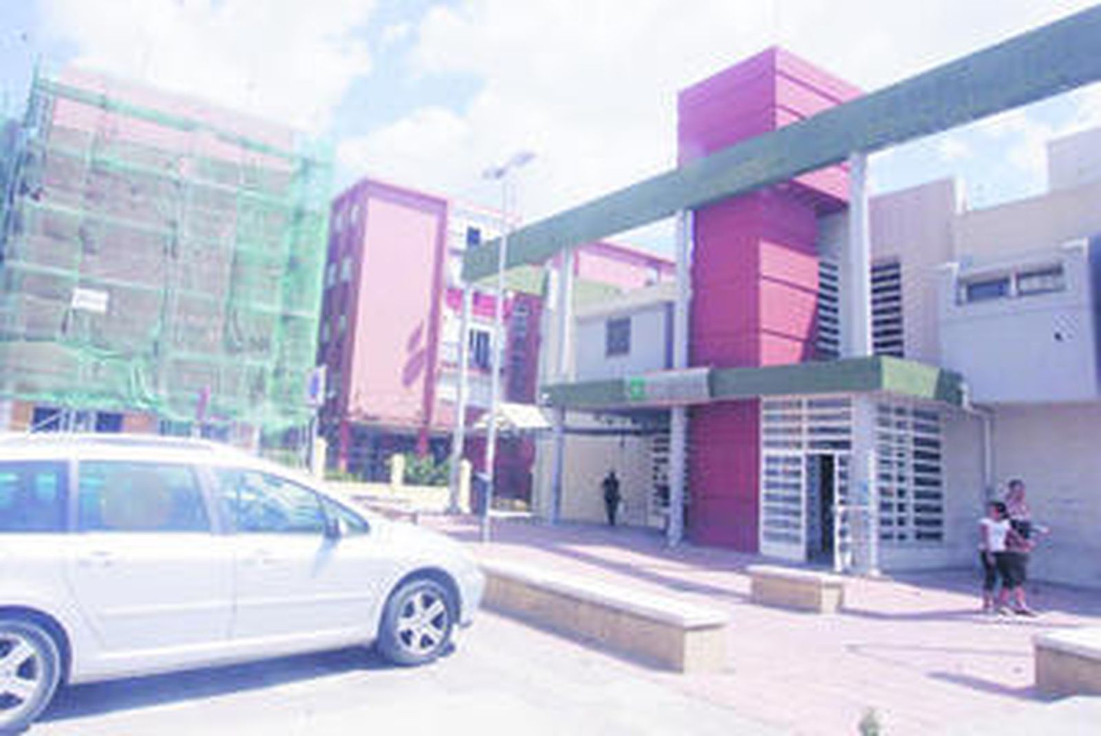Imagen del centro de salud de El Saladillo, en Algeciras, en la mañana de ayer.