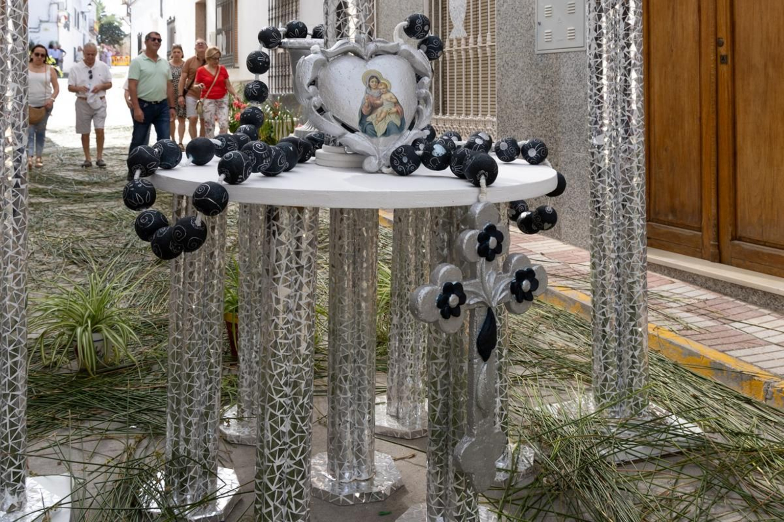 Los vecinos de Villardompardo exponen las obras de su Corpus un año más, en imágenes