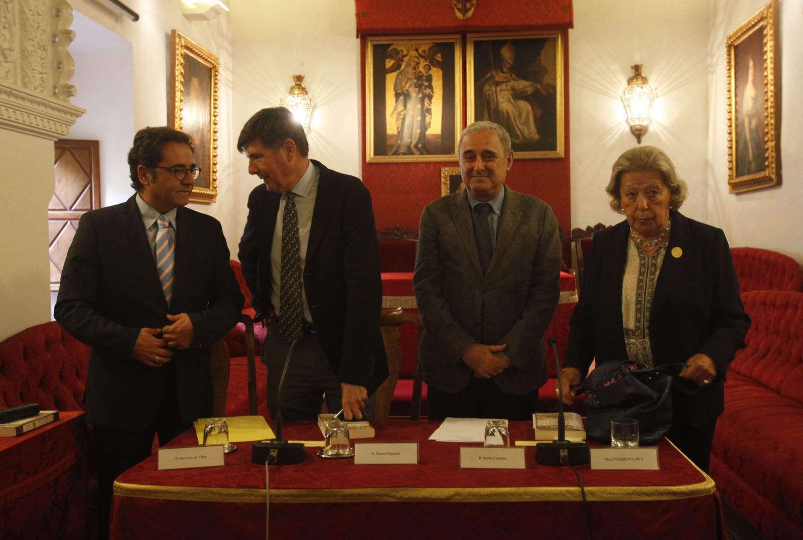 De izquierda a derecha, José Luis Villar, Manuel Pimentel, Rafael Valencia y Enriqueta Vila, en los Pinelo.