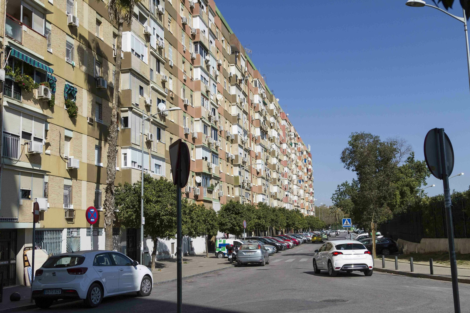 Pisos de la barriada El Trébol en la calle El Barbero de Sevilla.