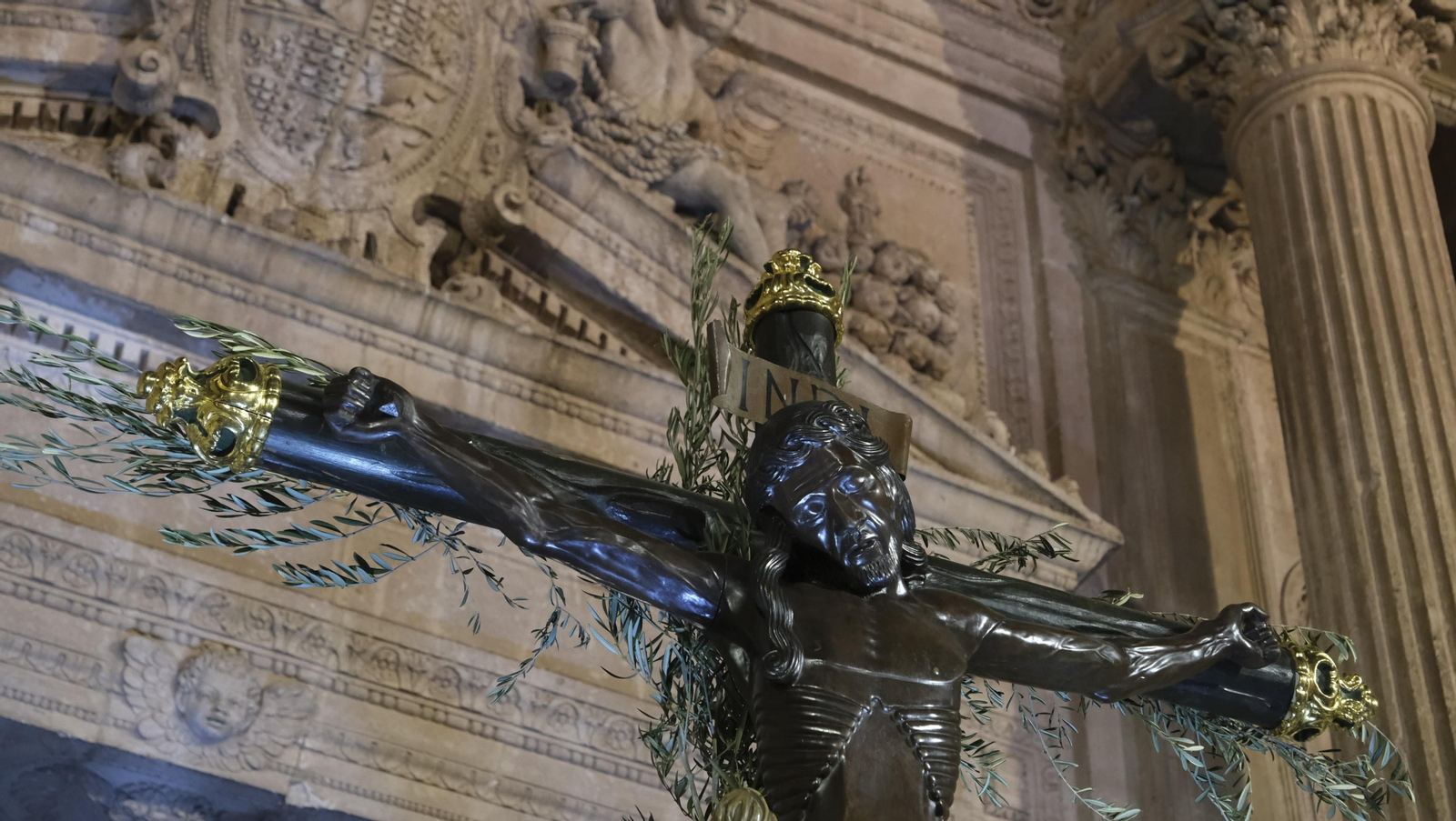 Procesión del Vía Crucis-Cristo de la Escucha en Almería, en imágenes