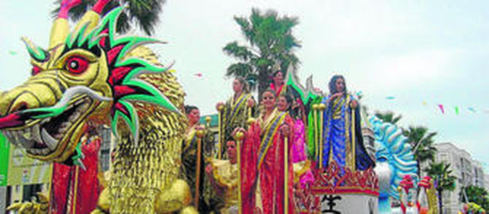 La espectacular carroza de las reinas y damas del Carvanal de Isla Cristina ayer en el desfile.