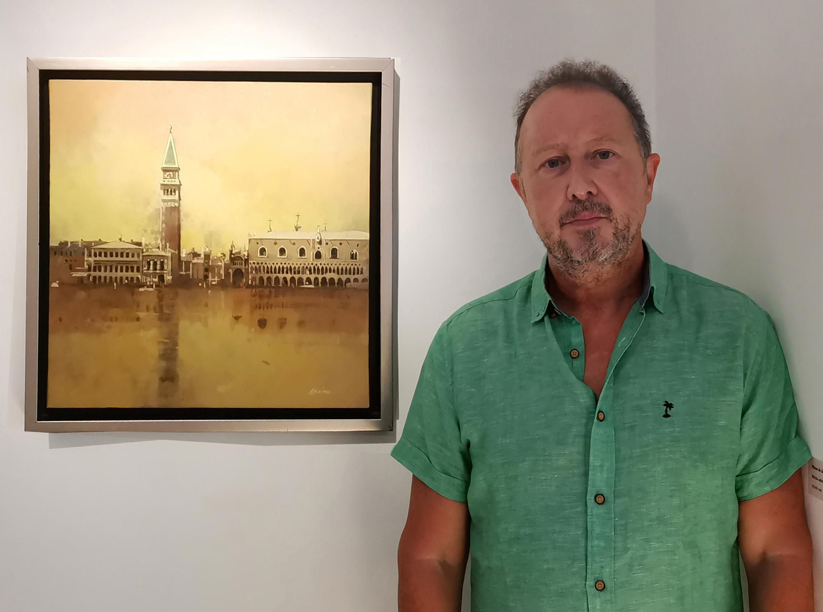 Francisco Escalera, con una de las obras que expondrá en Tánger.