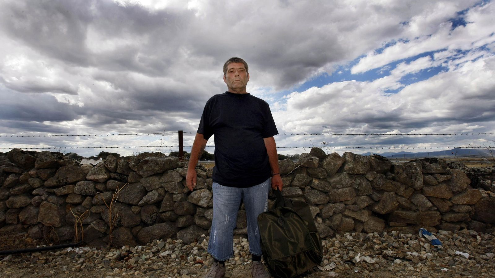 Rafael Ricardi con su petate el día que salió de la cárcel de Topas, en 2008. Rafael Ricardi con su petate el día que salió de la cárcel de Topas, en 2008.