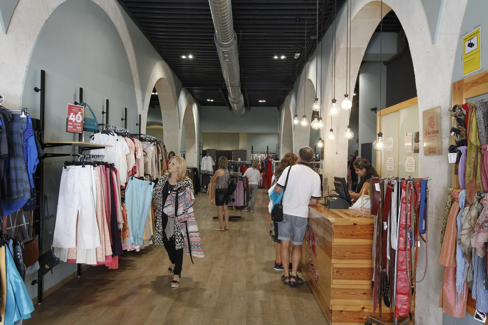 Fotogalería influencers en tienda Koopera Store Caritas Almería