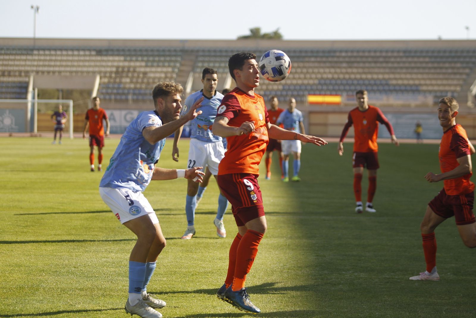 Sillero, una de las novedades en el once, controla un balón en El Ejido.