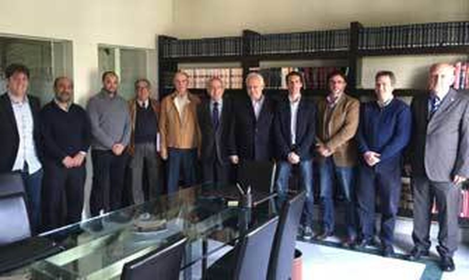 Los integrantes del patronato de la Fundación, en el despacho del notario junto a Ravelo y Gómez Vallecillo. /xerezdeportivofc.com