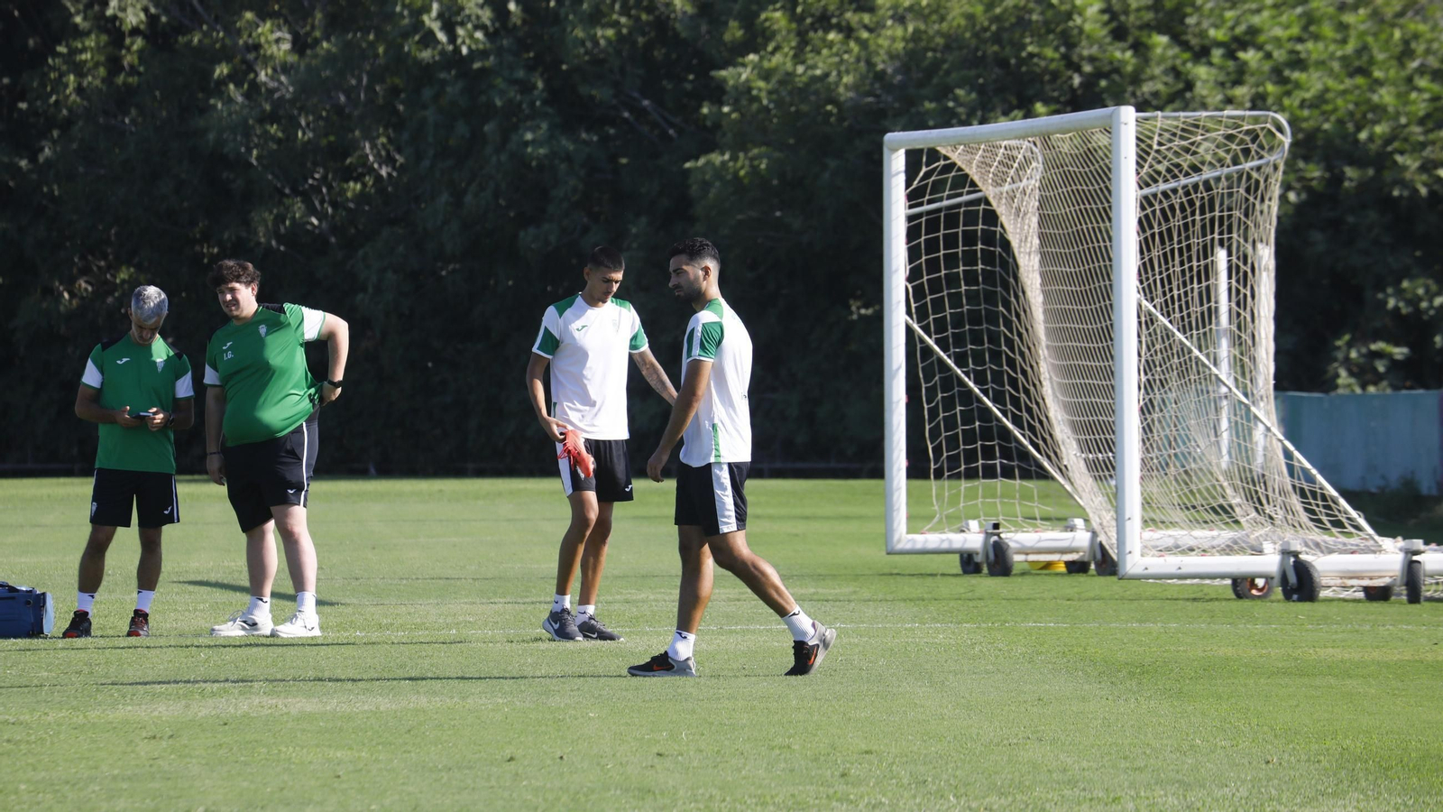 Rubén Alves y Álex López pasan junto al doctor del club.