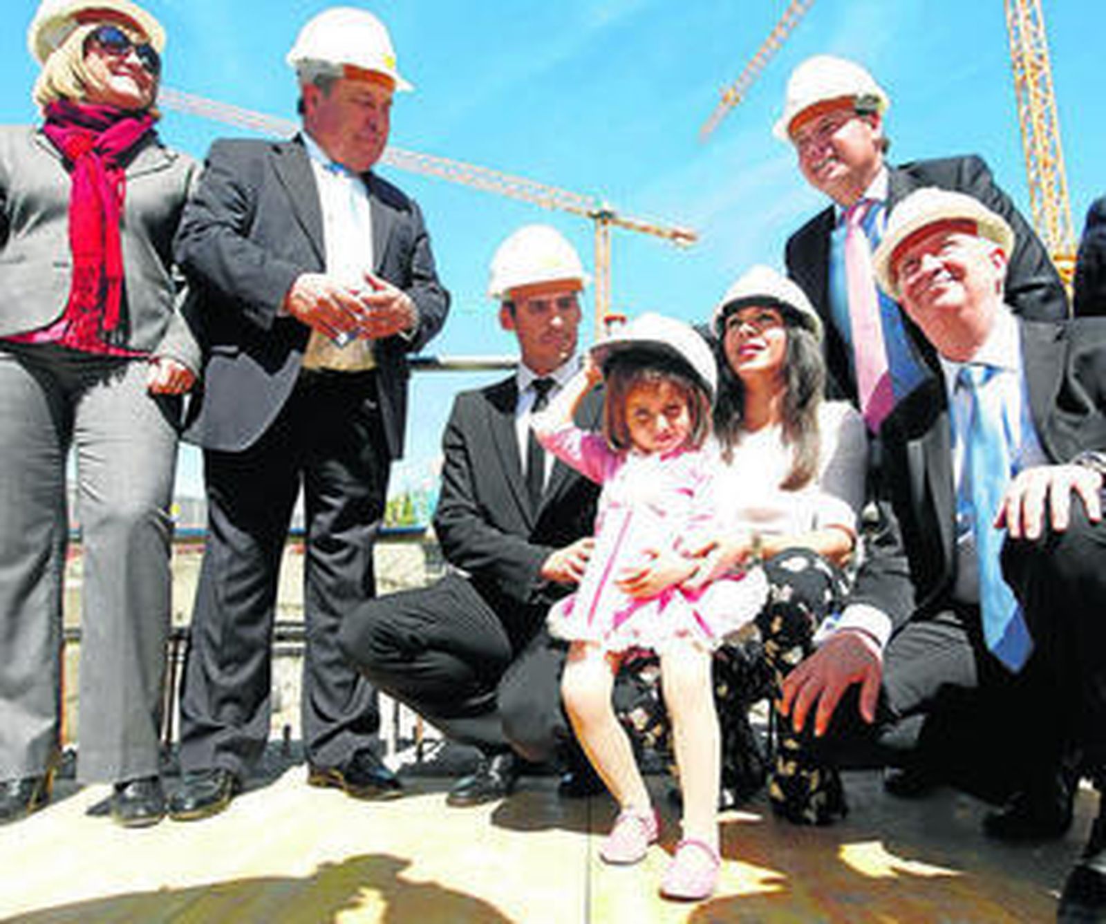 Sofía García, de tres años, fue la encargada de preparar la cápsula del tiempo.