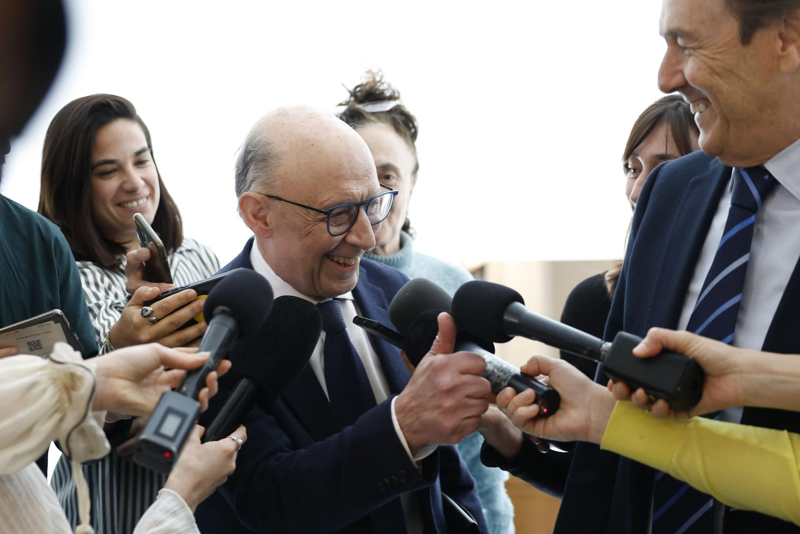 Cristóbal Montoro bromea con periodistas en una imagen de archivo.