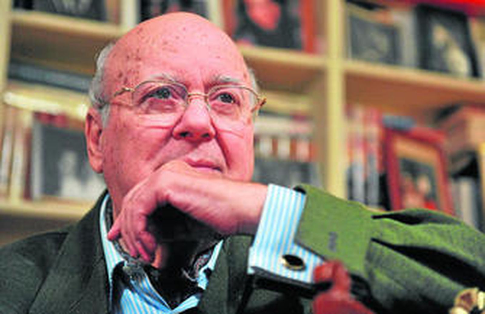 Nicolás Salas, en su casa del Aljarafe sevillano, donde tiene una habitación sólo con libros de la guerra civil.