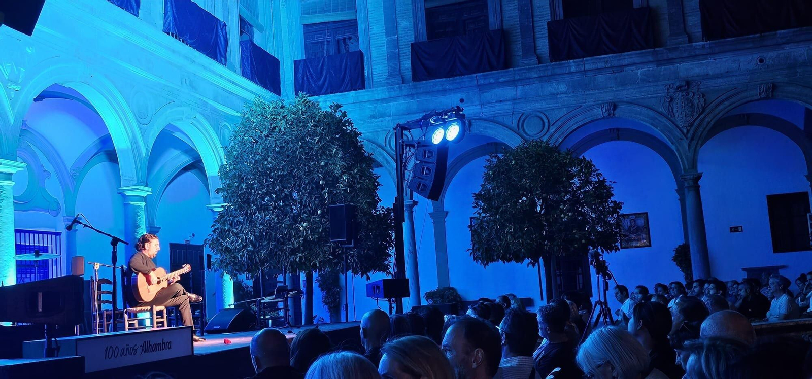 Antonio Rey durante su actuación en la Abadía del Sacromonte.