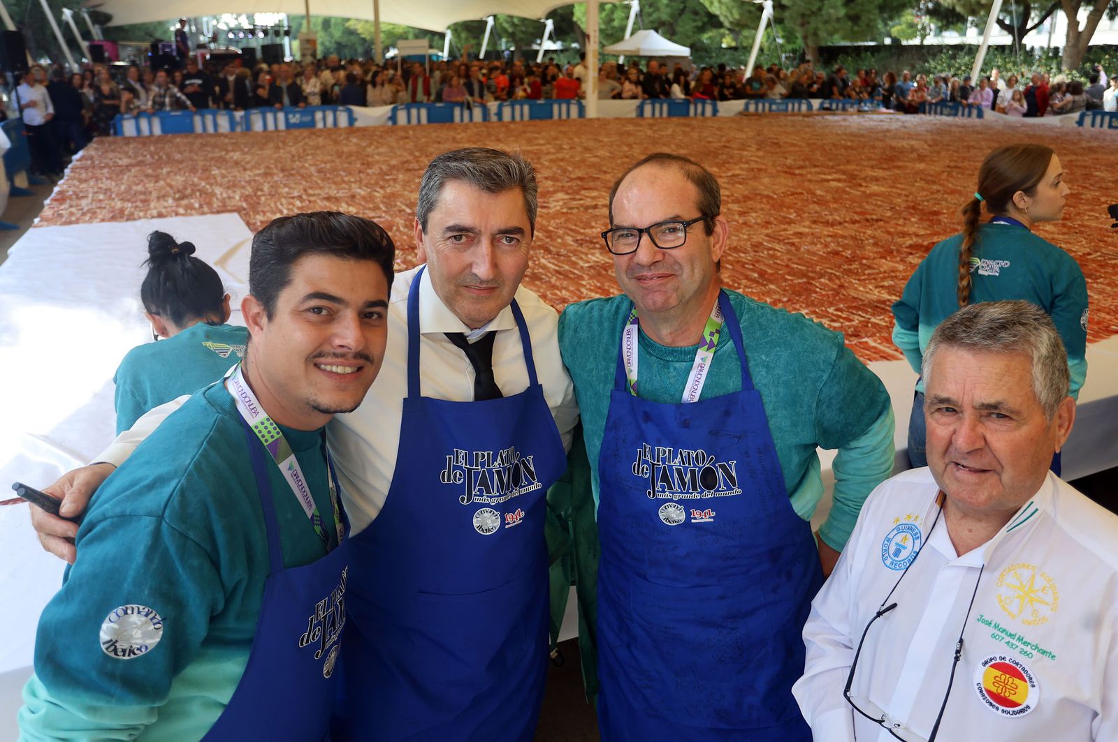 Huelva consigue el récord Guinness con el plato de jamón más grande del mundo, en imágenes