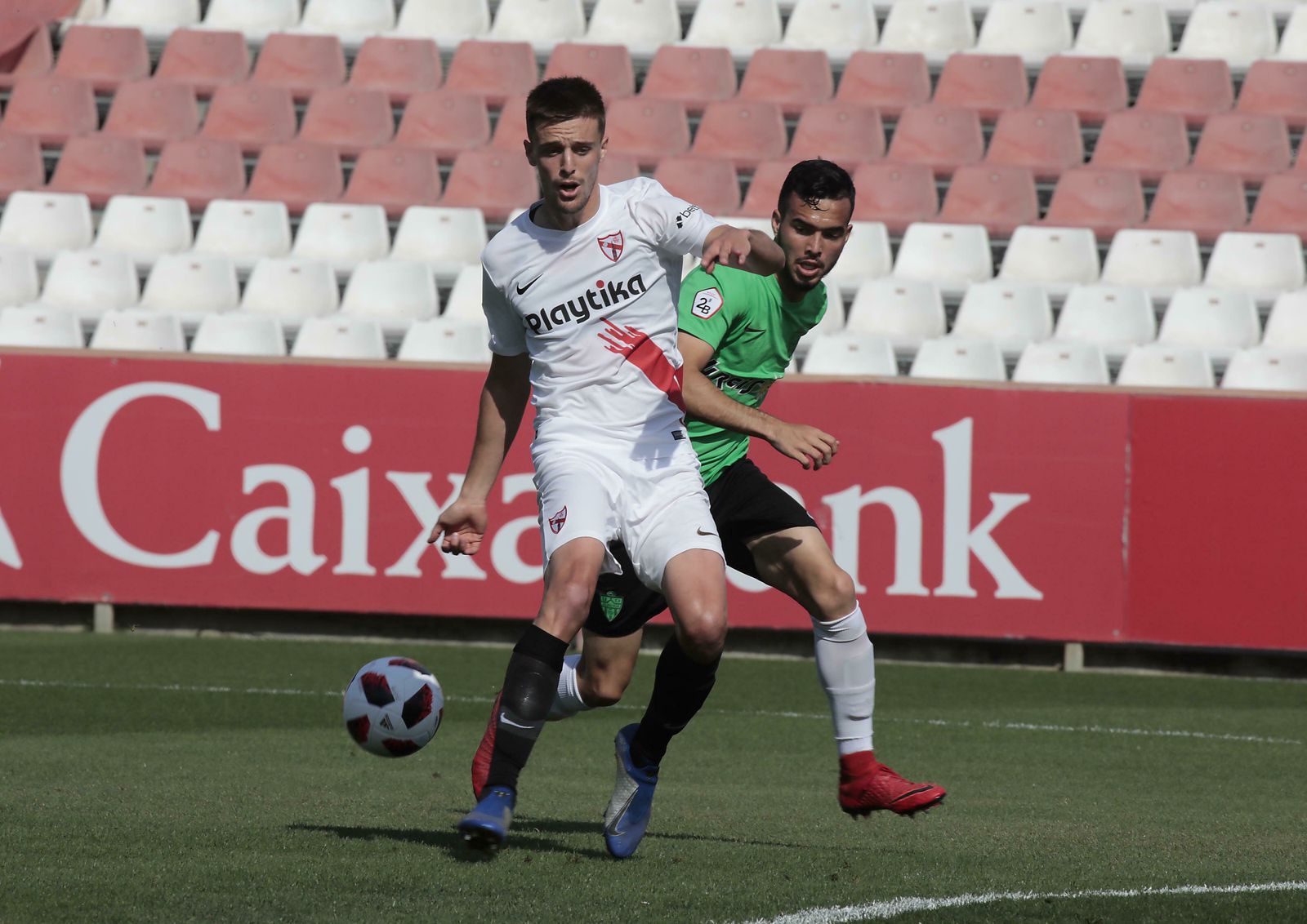 Genaro controla el balón ante la presión de un rival