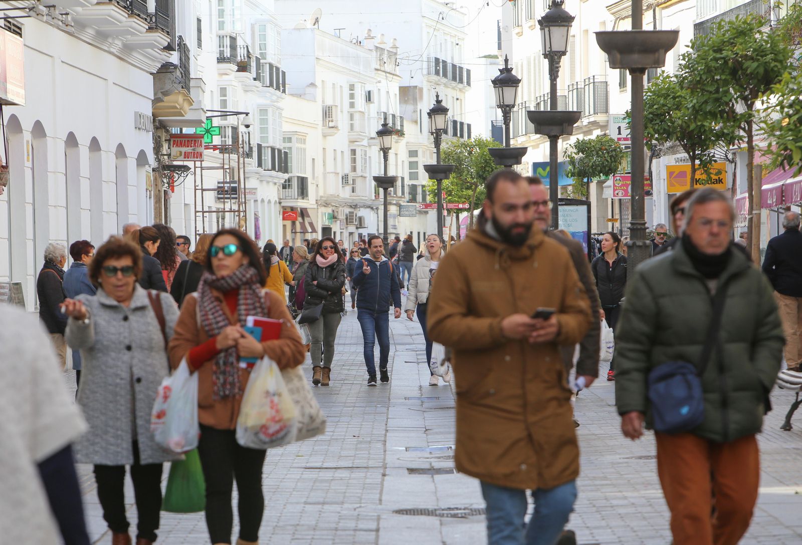 Paseantes por el centro de Chiclana a principios de este año.