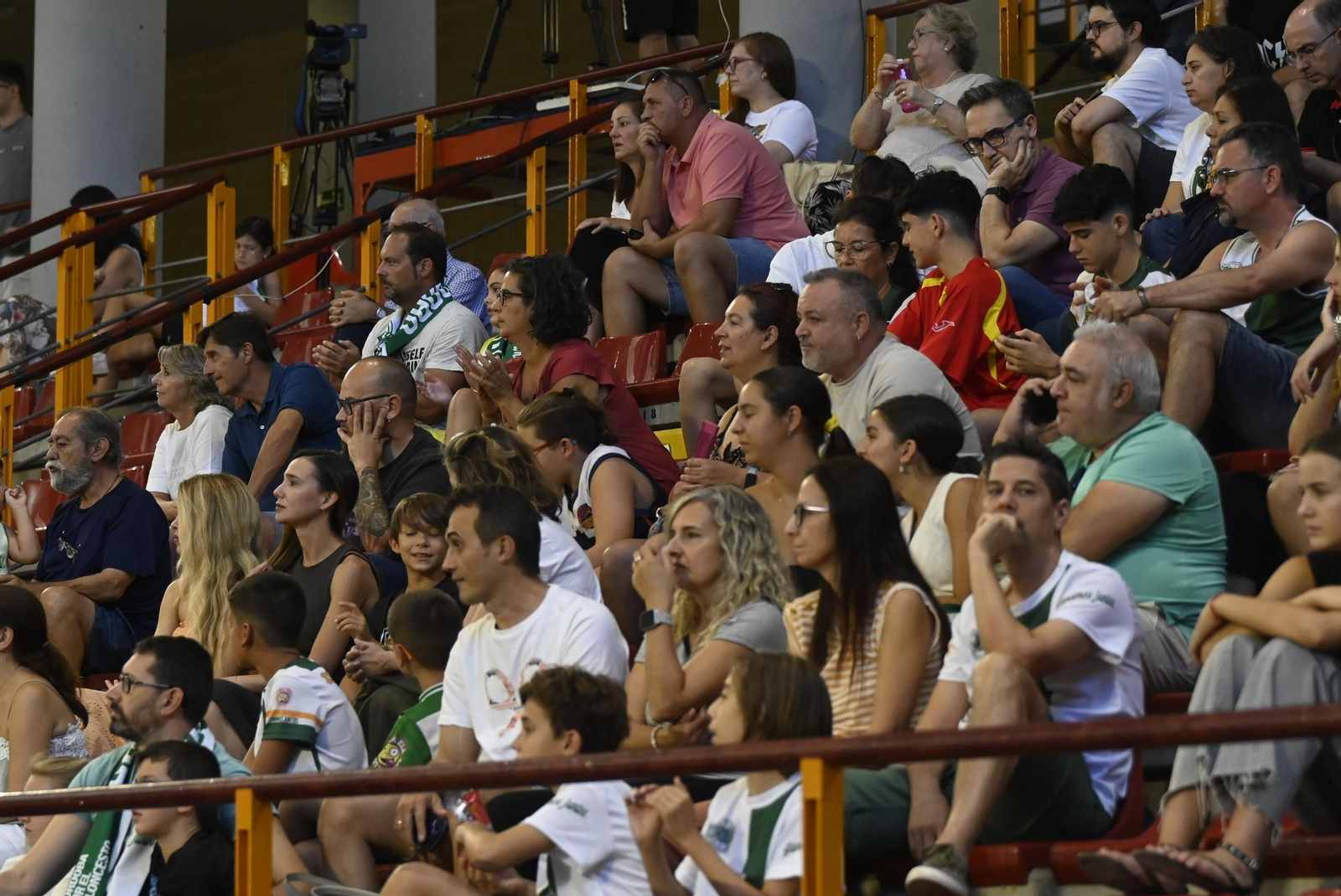 Las mejores fotos del ambiente en Vista Alegre para el Coto Córdoba - Jaén CB de la Copa de España de baloncesto