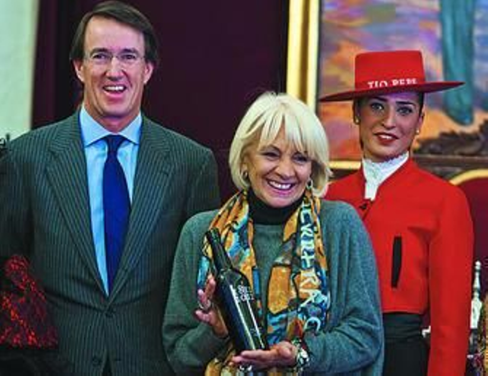 Mauricio González-Gordon y Teófila Martínez muestran el palo cortado especial del Bicentenario.