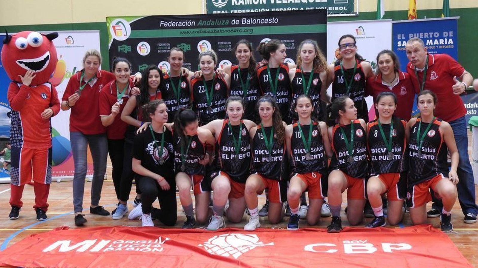 Plantilla júnior del DKV El Puerto el día que se colgó la medalla de plata en el Andaluz.